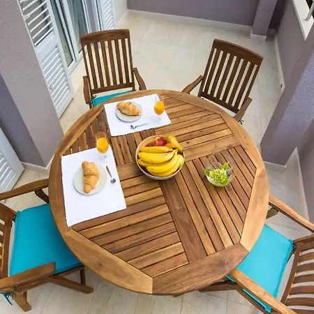 Maris - One Bedroom Apartment *