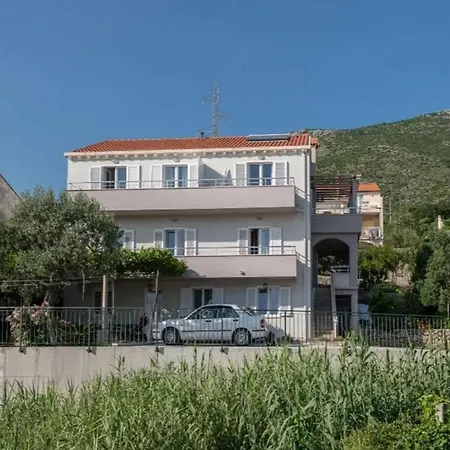 Maris - One Bedroom Apartment *